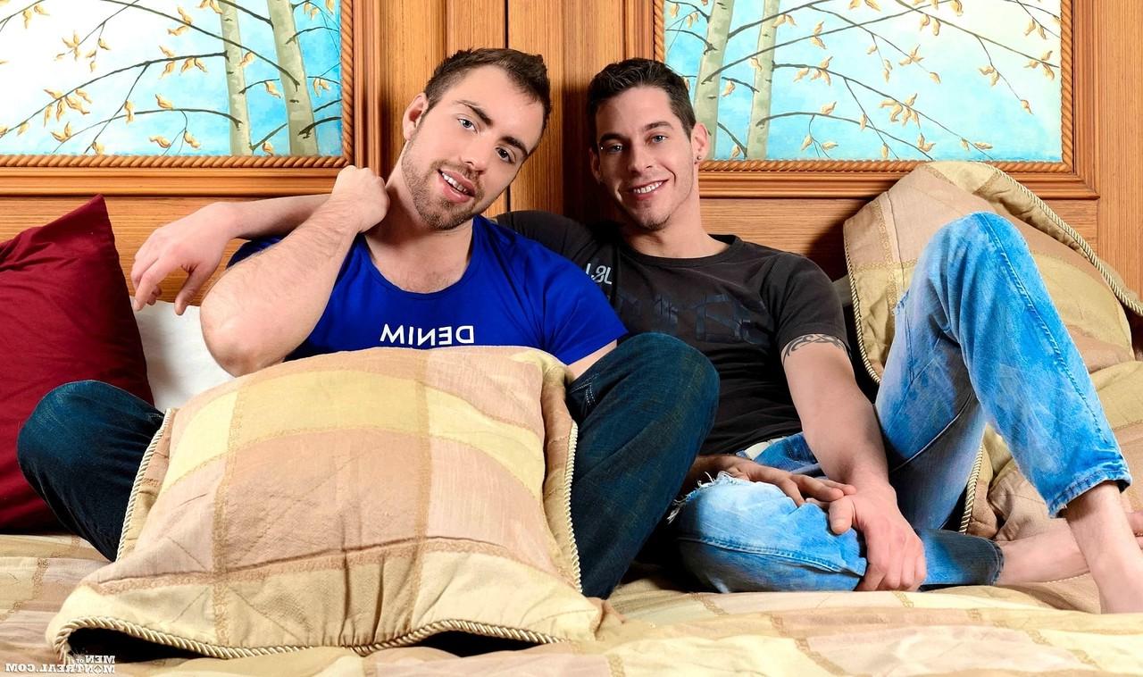 15P Alec Leduc et Ben Rose, mecs gays en chaleur, posent sous la douche avant de faire l'amour au lit.
