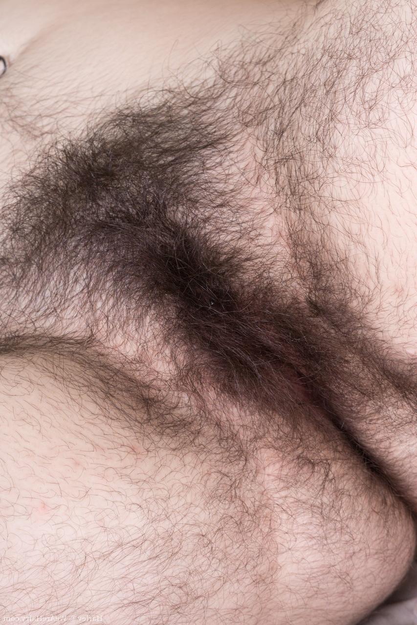 18P Menina gordinha com vagina peluda, pernas e axilas Harley brinca com brinquedo