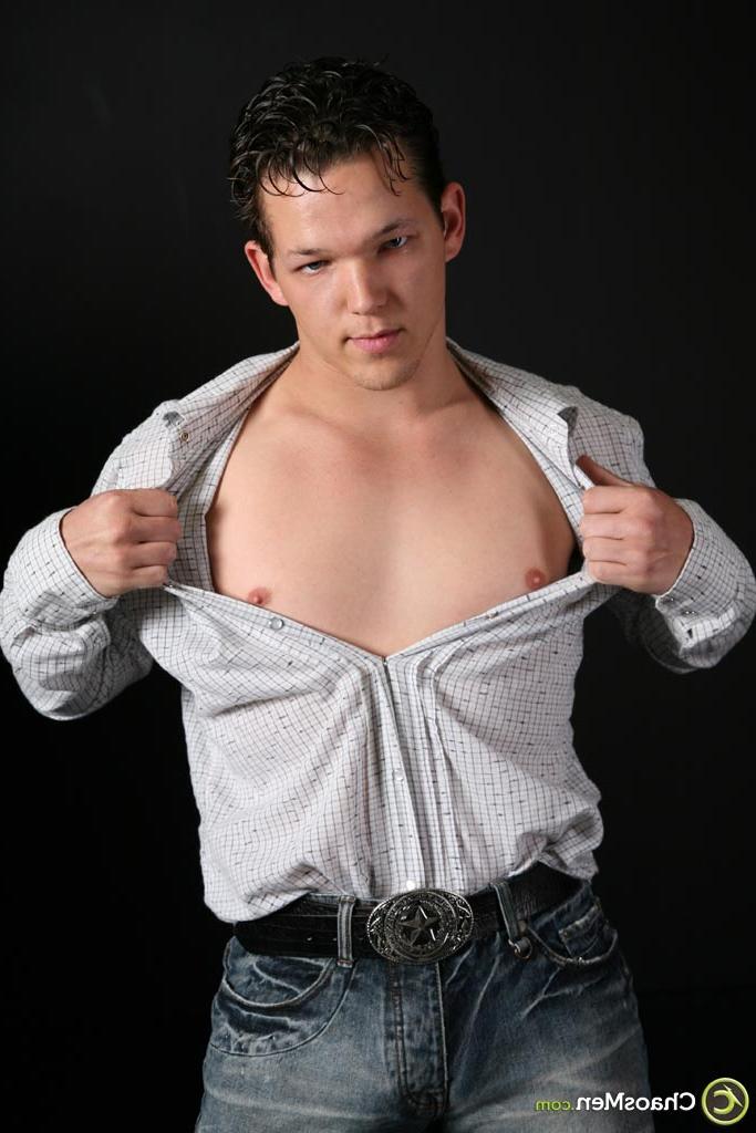 20P Steve gay gostoso tira a camisa e a calça jeans para revelar seu pau duro e fino