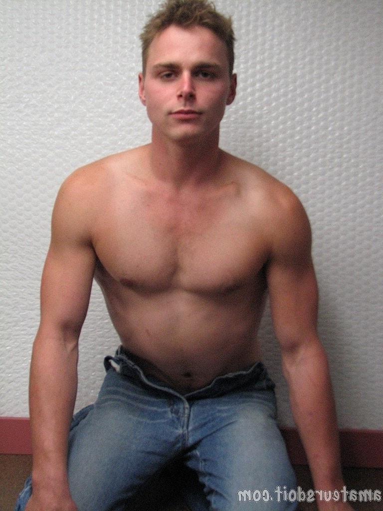 20P Ed Buck, grand bombasse gay, huile son corps musclé sexy et se masturbe