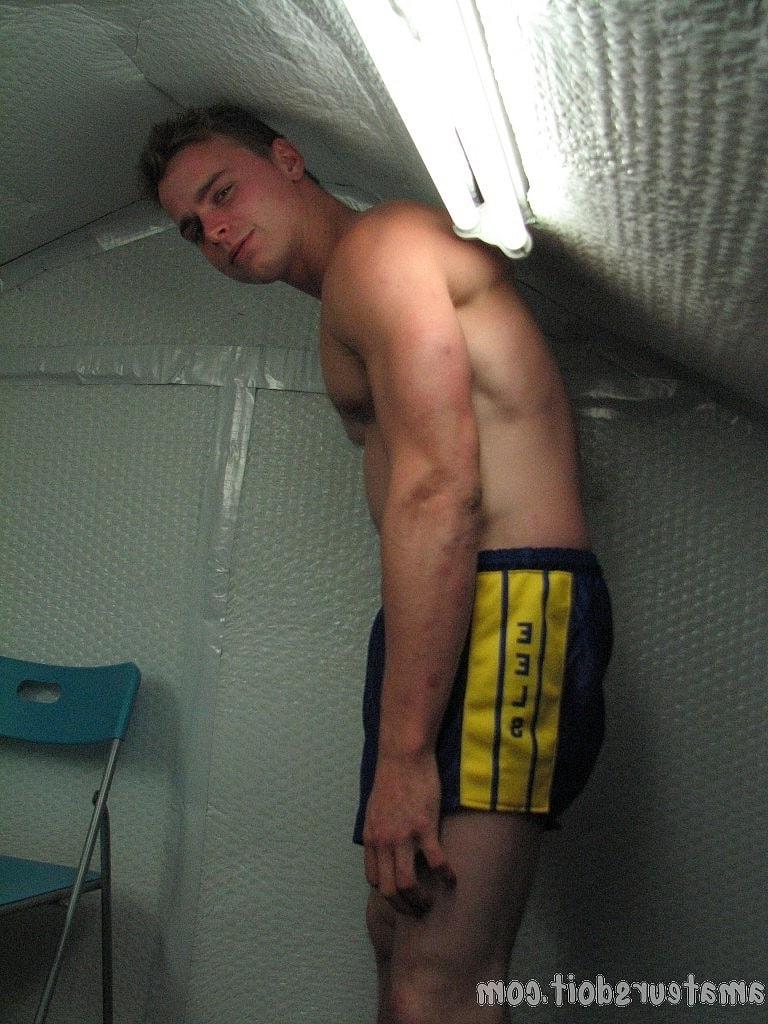 20P Ed Buck, grand bombasse gay, huile son corps musclé sexy et se masturbe