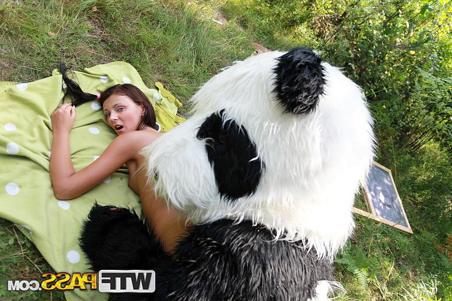 16P A pequena adolescente Molly é espancada e gozei ao ar livre por um panda gigante