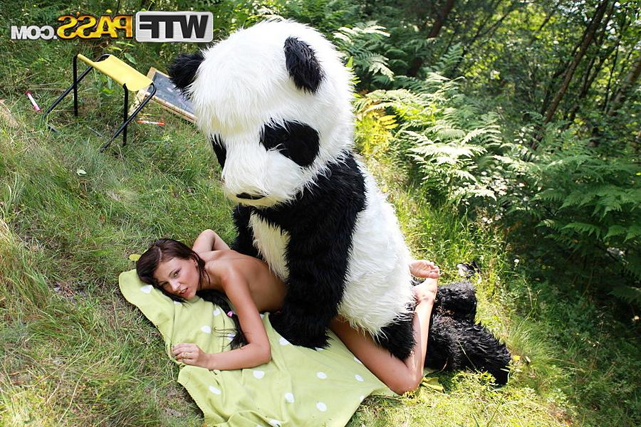 16P A pequena adolescente Molly é espancada e gozei ao ar livre por um panda gigante