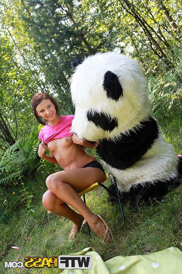 16P A pequena adolescente Molly é espancada e gozei ao ar livre por um panda gigante