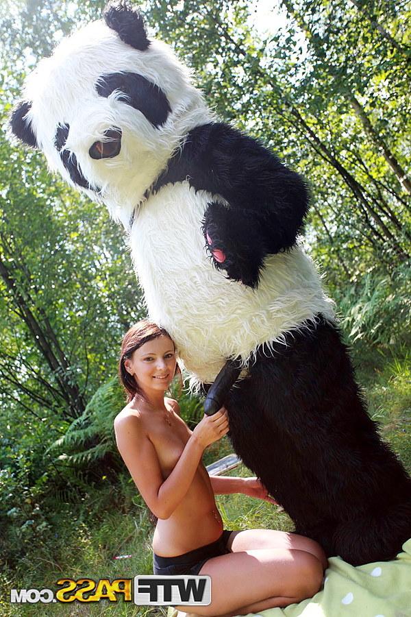 16P A pequena adolescente Molly é espancada e gozei ao ar livre por um panda gigante