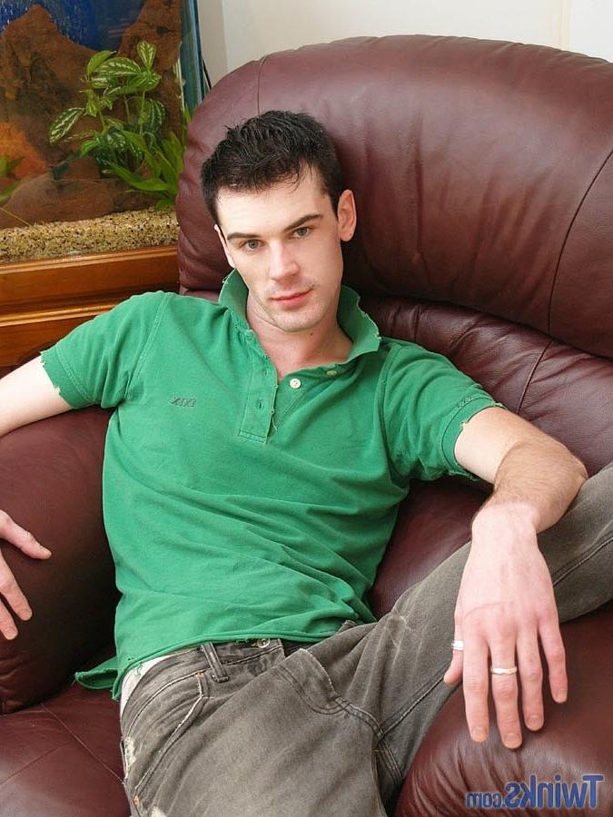 20P Twink pendurado fica completamente nu e sacode seu pau grande em um solo quente