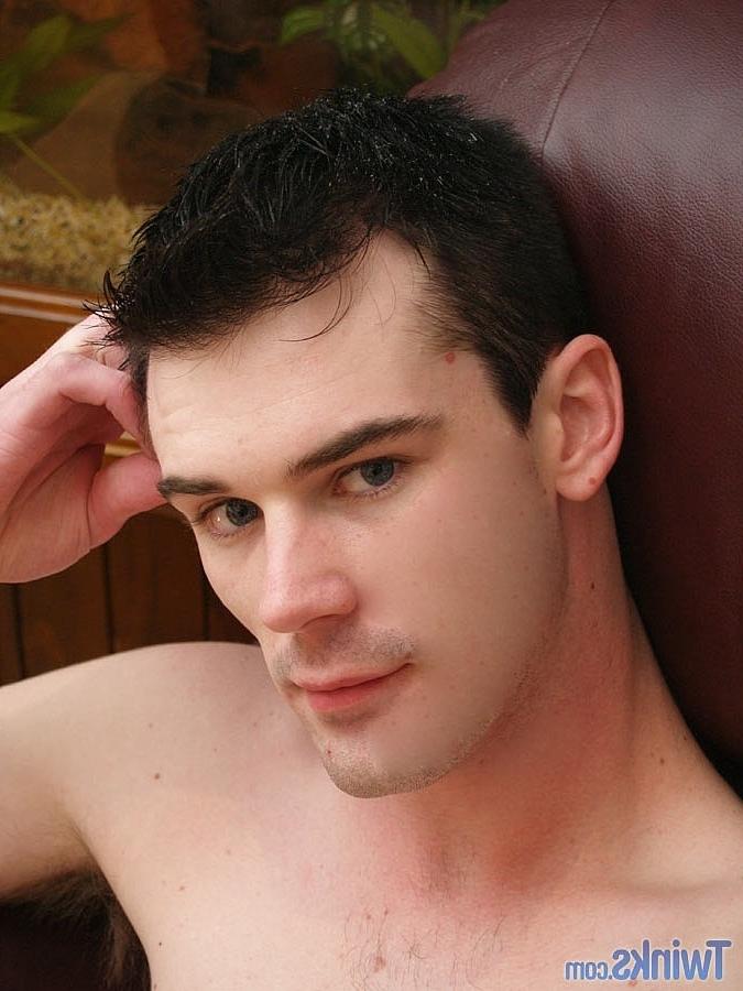 20P Twink pendurado fica completamente nu e sacode seu pau grande em um solo quente