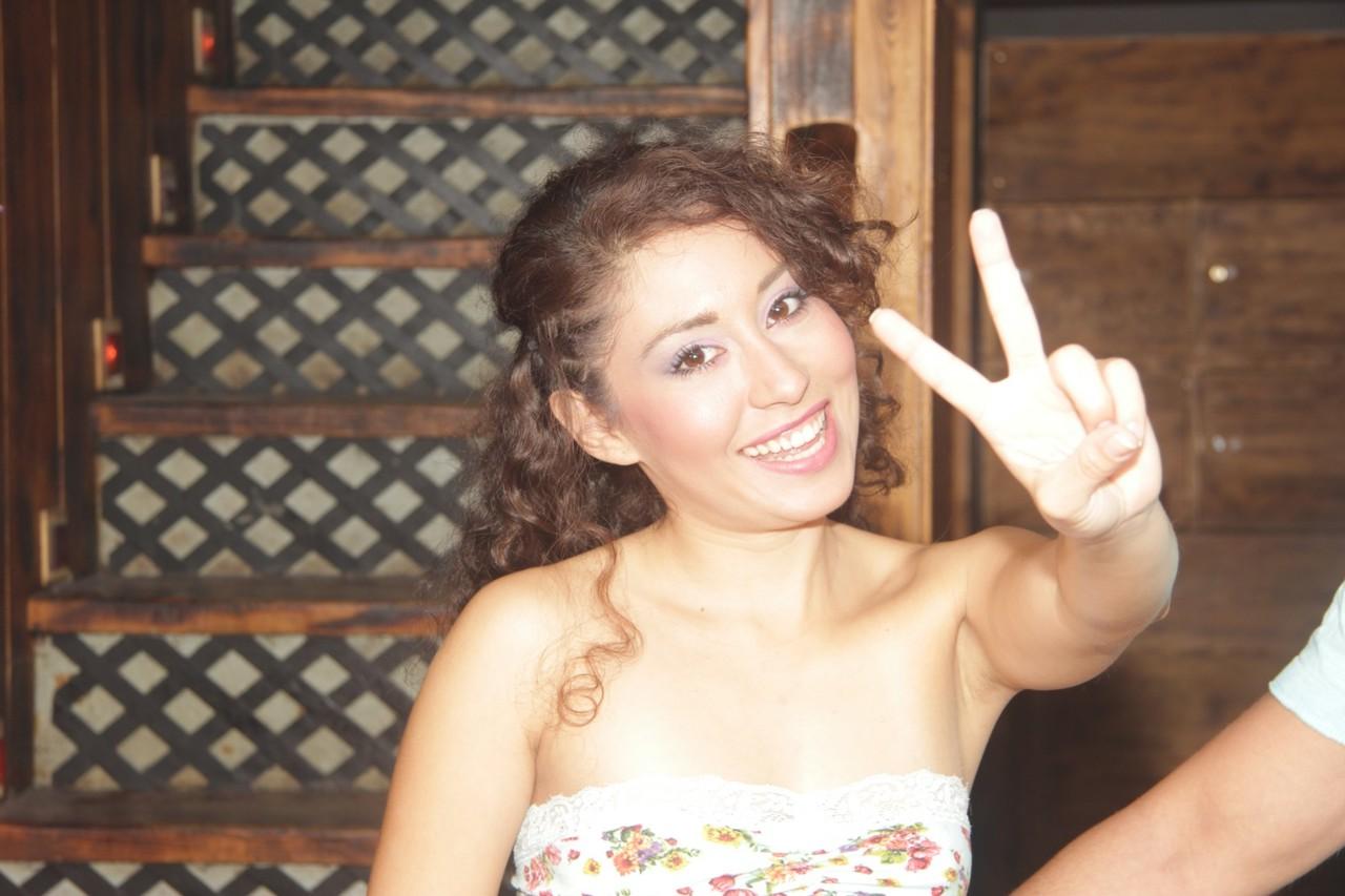 17P Die Latina-Girls Melody Petite und Frida Sante ziehen sich aus und ficken einen glücklichen Bargast