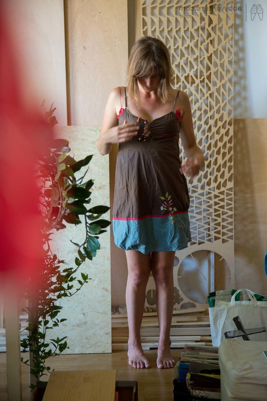 17P Lucie L, une fille blanche et nue, enfile sa culotte alors qu'elle s'habille devant une caméra cachée.