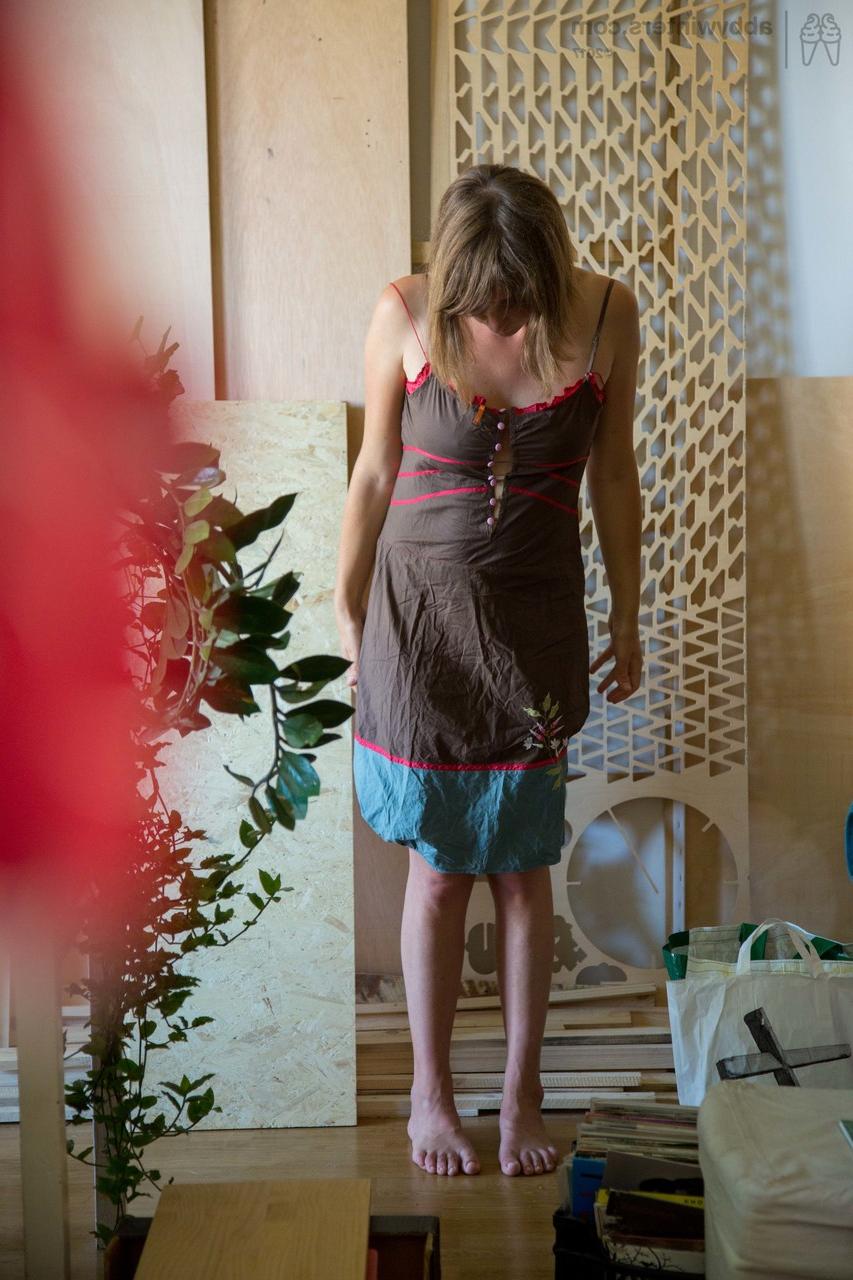 17P Lucie L, une fille blanche et nue, enfile sa culotte alors qu'elle s'habille devant une caméra cachée.