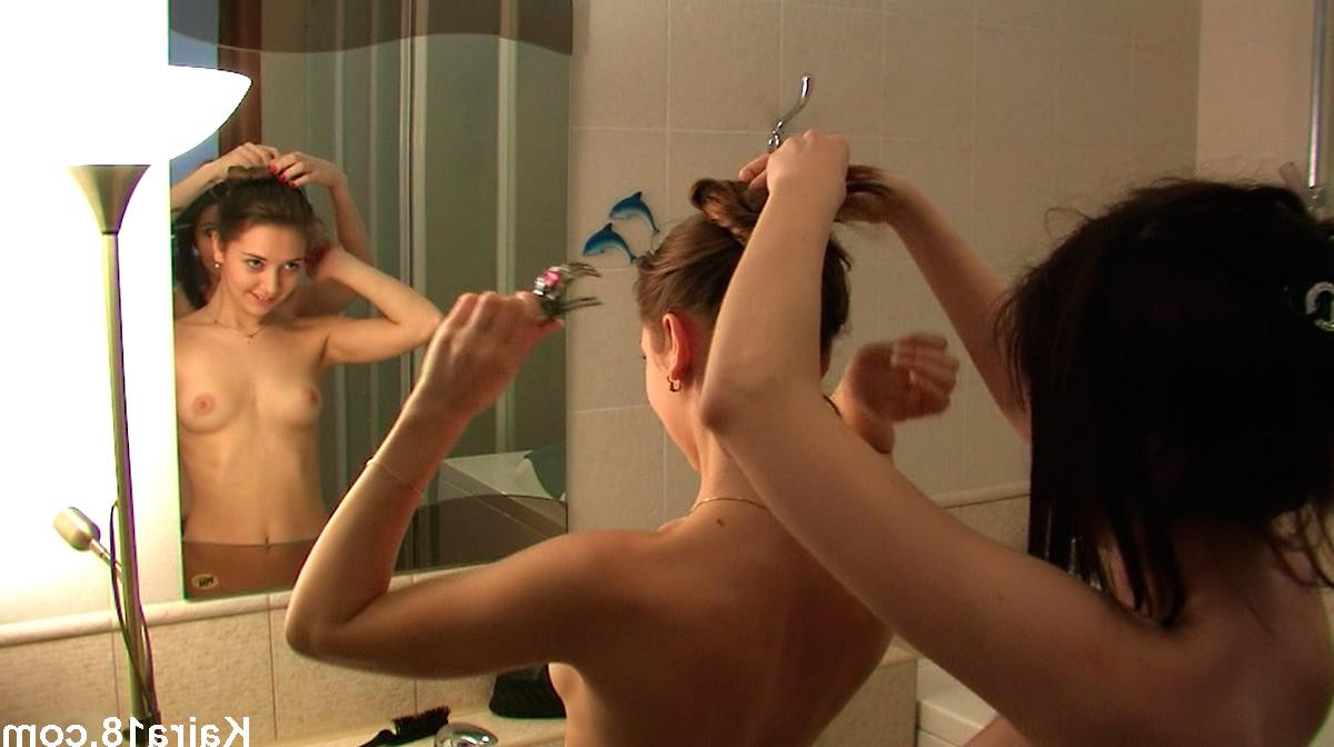 7P Les filles maigres Ellen et Kaira 18 s'adonnent à un jeu lesbien dans une baignoire.