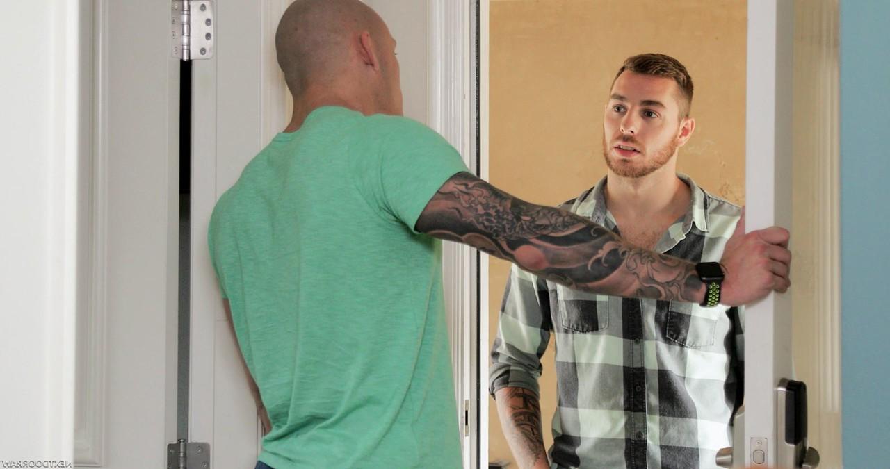 20P Die muskulösen Schwulen Trevor Laster und Carter Woods ziehen sich aus und ficken sich gegenseitig