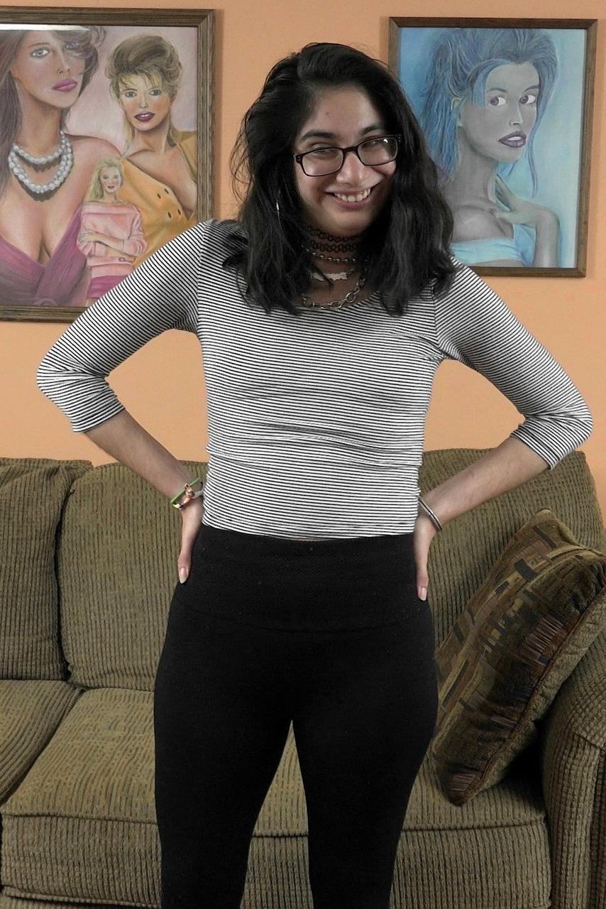 20P La sonriente morena con gafas Lucy Girasol se desnuda y hace una mamada en POV