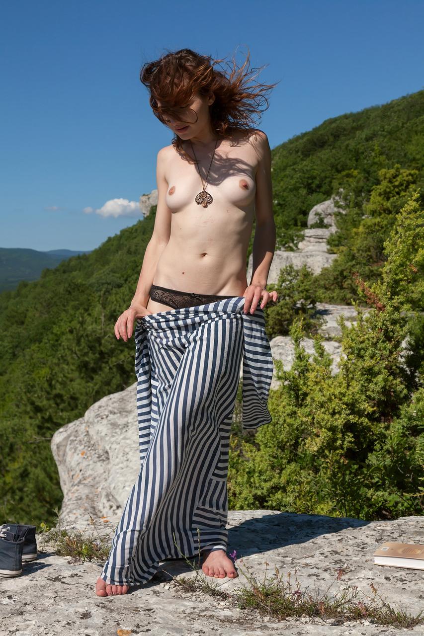 20P La MILF amateur Shaya montre ses trous d'amour poilus et les touche à l'extérieur.