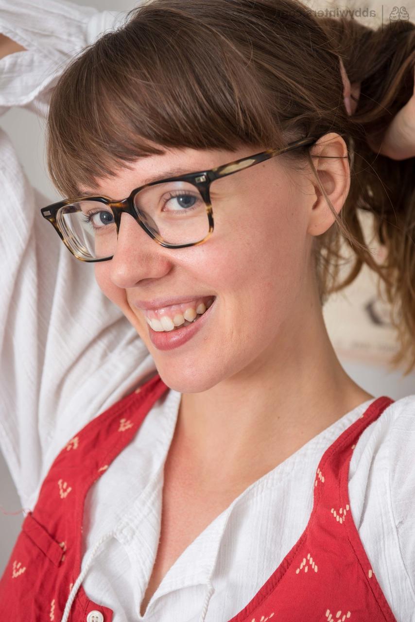 16P Mulher nerd dá uma escova em sua buceta natural depois de se despir