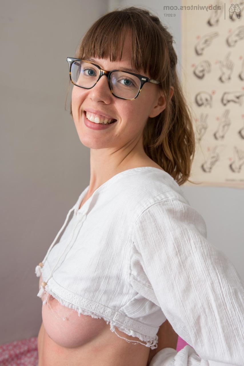16P Mulher nerd dá uma escova em sua buceta natural depois de se despir