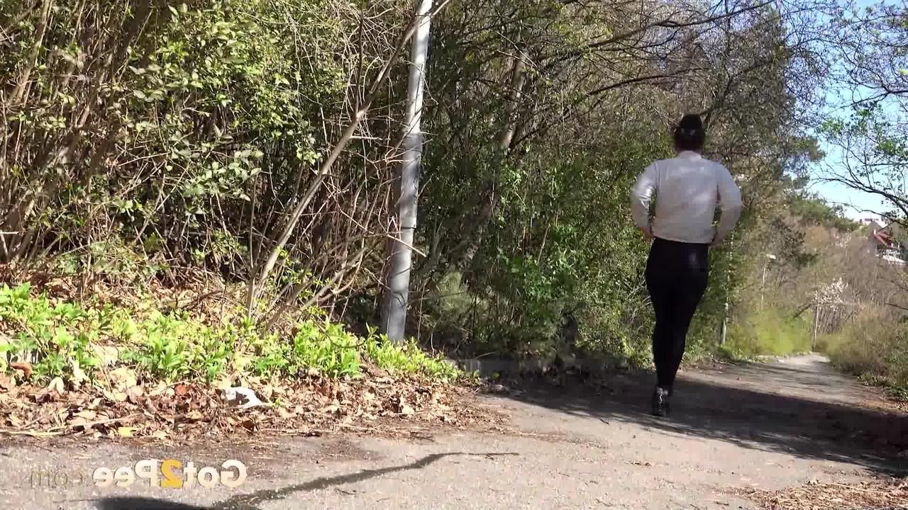 15P A garota branca Lara Fox puxa leggings pretas enquanto mija em uma estrada rural