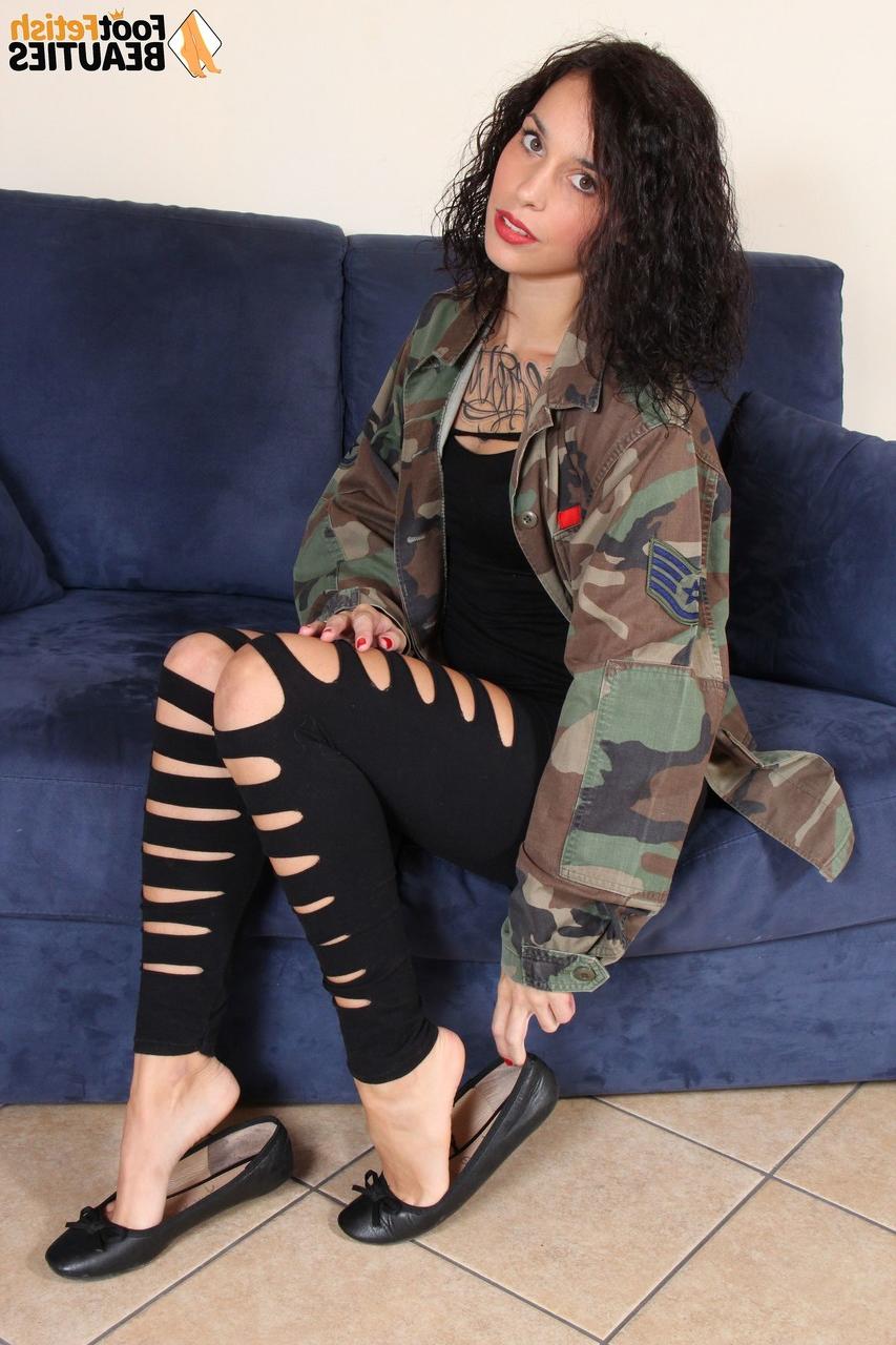 10P La guapa morena Dolly C libera sus pies aún más bonitos de los zapatos planos