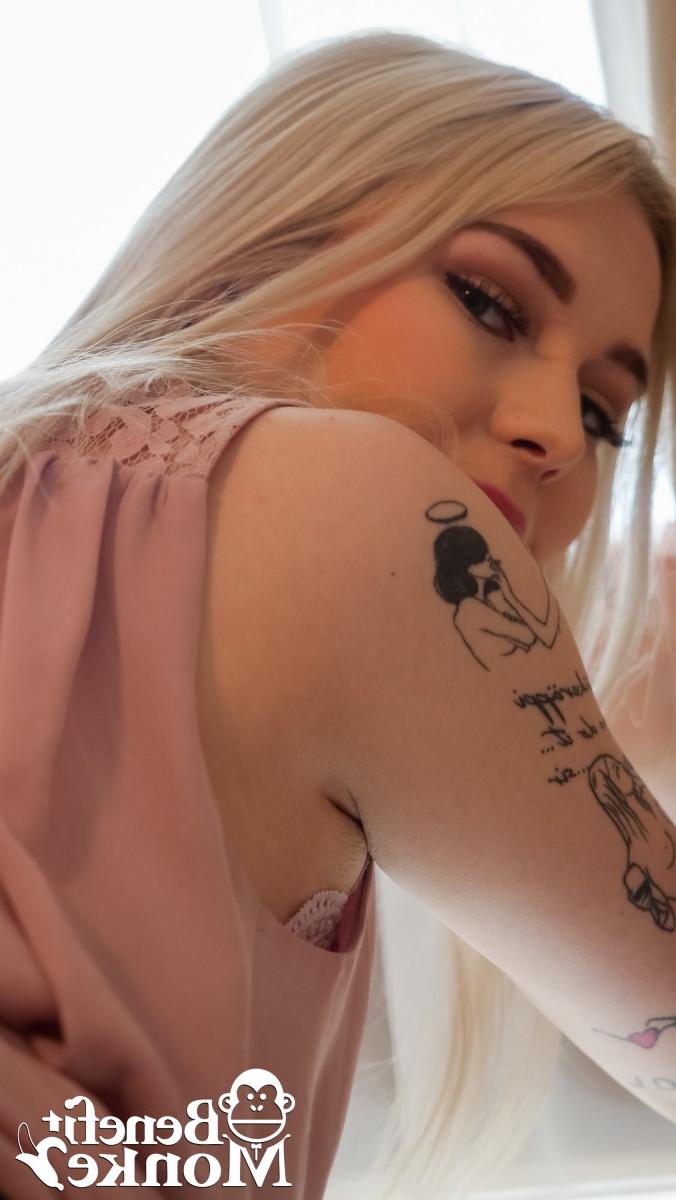 20P La hermosa rubia Mimi Cica revela un pezón perforado antes de mostrar su vagina