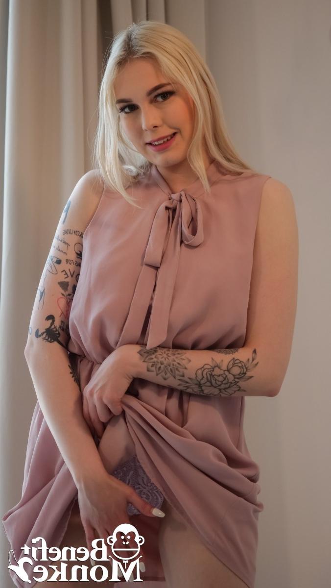 20P La hermosa rubia Mimi Cica revela un pezón perforado antes de mostrar su vagina