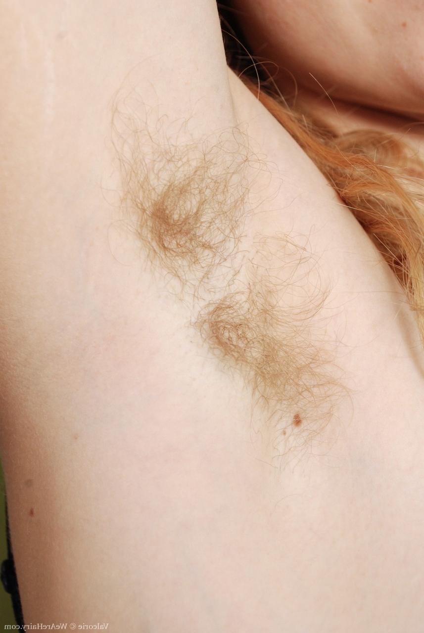 17P A vagabunda natural Valcorie revelando seu corpo peludo e buracos apertados com a barba por fazer