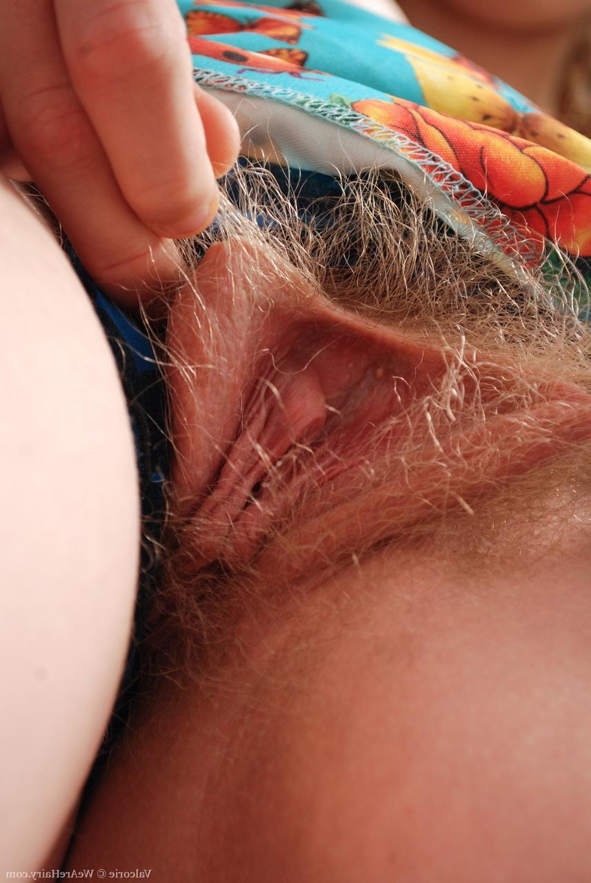 17P A vagabunda natural Valcorie revelando seu corpo peludo e buracos apertados com a barba por fazer