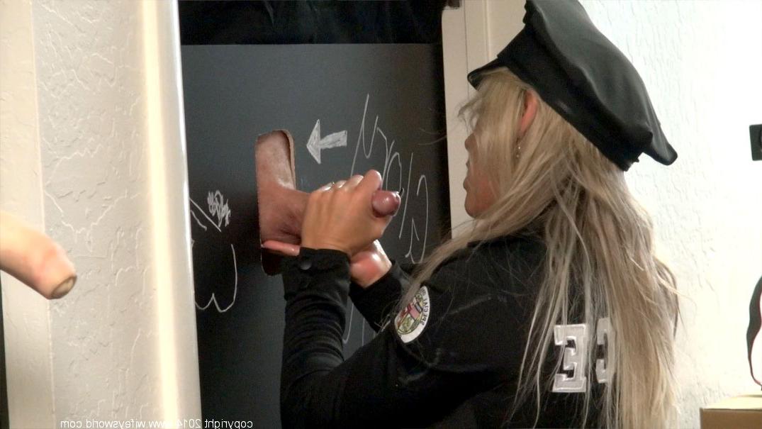 10P A policial loira Wifey fica com a boca cheia de porra em um buraco de glória