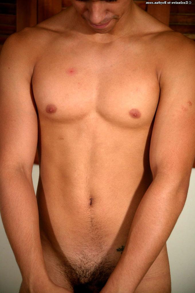 20P El lindo y pervertido gay Bruno muestra su cuerpo y se masturba en un show individual