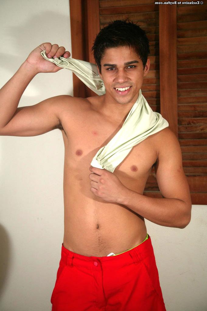 20P El lindo y pervertido gay Bruno muestra su cuerpo y se masturba en un show individual