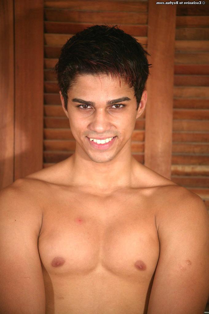 20P El lindo y pervertido gay Bruno muestra su cuerpo y se masturba en un show individual