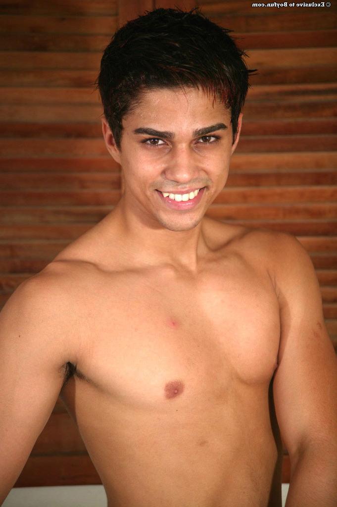 20P El lindo y pervertido gay Bruno muestra su cuerpo y se masturba en un show individual