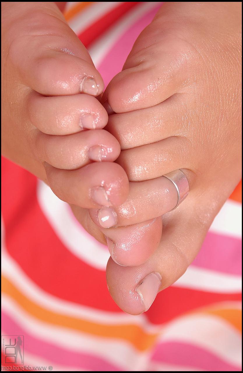 20P La lesbienne brune Eve Angel et sa copine blonde ont une séance de fétichisme des pieds torride.