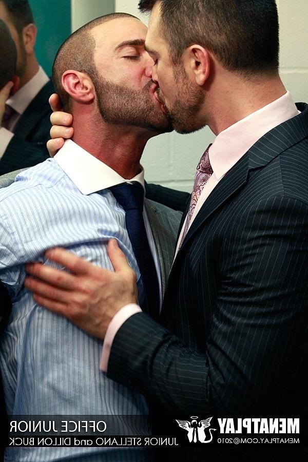 16P Los colegas gays musculosos Junior Stelliano y el Dr. Richard tienen un rapidito oral salvaje