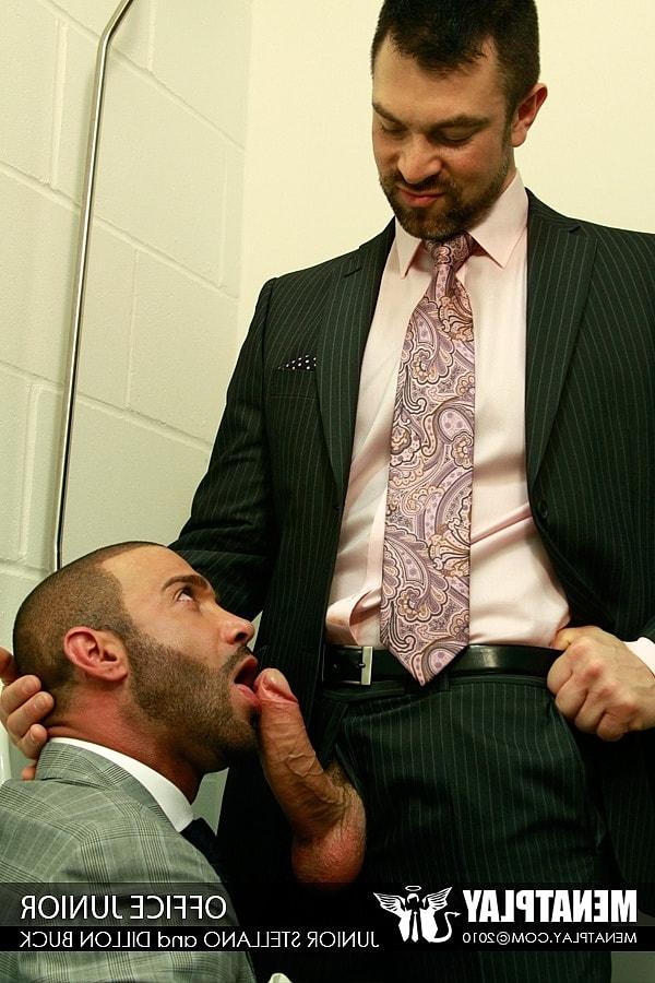 16P Los colegas gays musculosos Junior Stelliano y el Dr. Richard tienen un rapidito oral salvaje