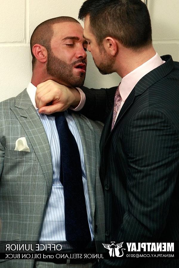 16P Los colegas gays musculosos Junior Stelliano y el Dr. Richard tienen un rapidito oral salvaje