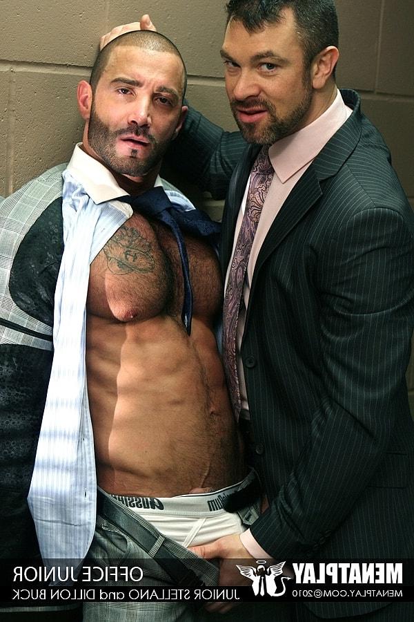 16P Los colegas gays musculosos Junior Stelliano y el Dr. Richard tienen un rapidito oral salvaje