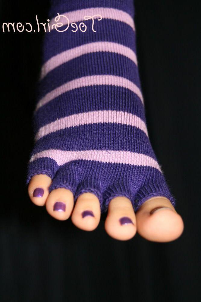 16P Kaukasische Frau zeigt ihre lackierten Zehennägel in zehenlosen Socken