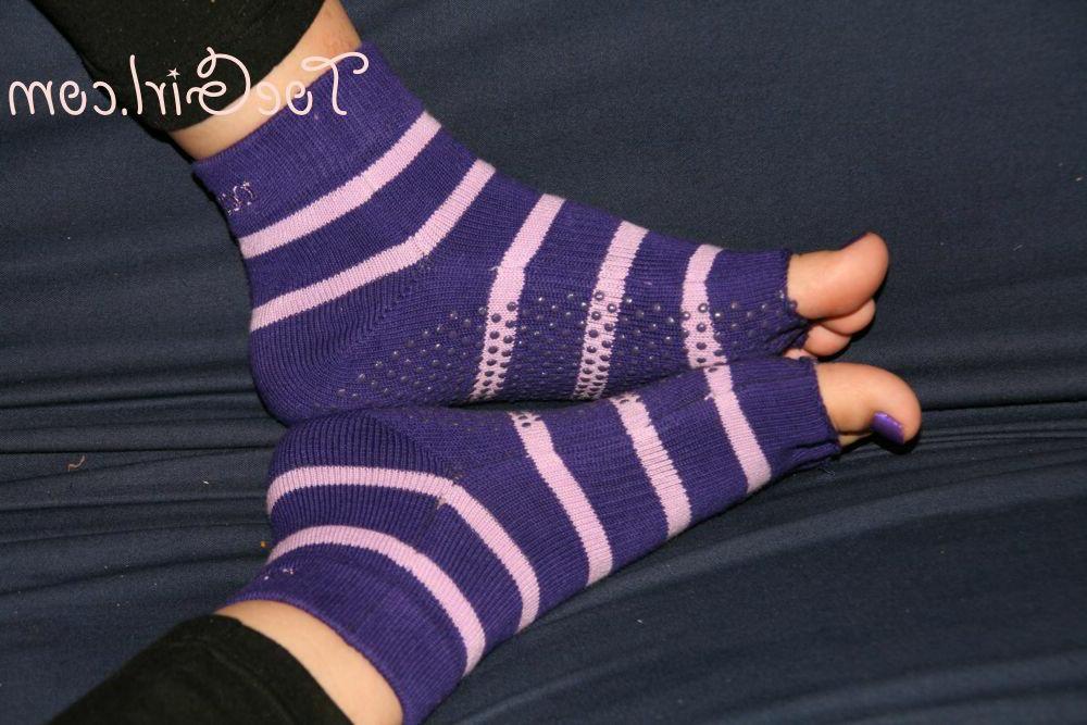 16P Kaukasische Frau zeigt ihre lackierten Zehennägel in zehenlosen Socken