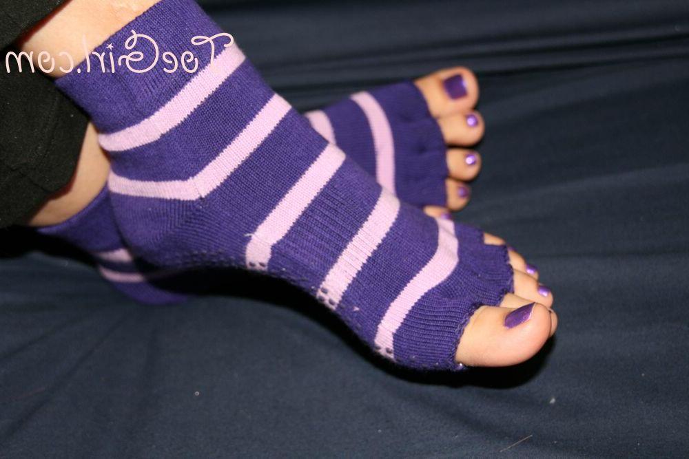 16P Kaukasische Frau zeigt ihre lackierten Zehennägel in zehenlosen Socken