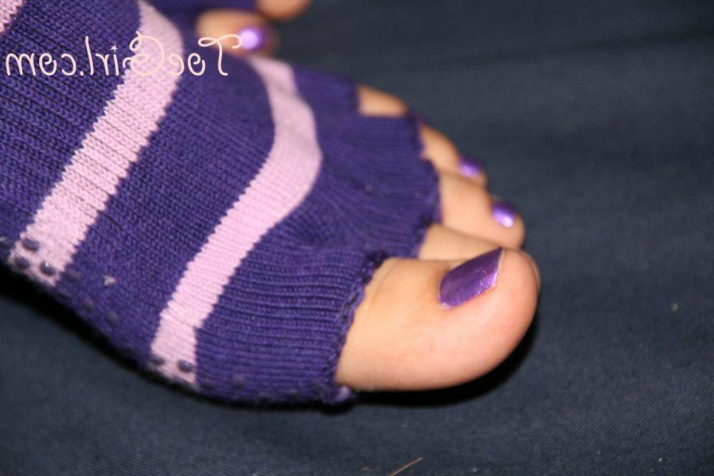 16P Kaukasische Frau zeigt ihre lackierten Zehennägel in zehenlosen Socken
