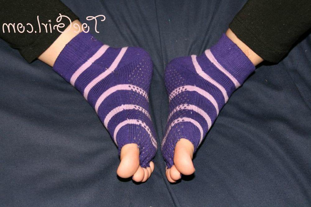 16P Kaukasische Frau zeigt ihre lackierten Zehennägel in zehenlosen Socken