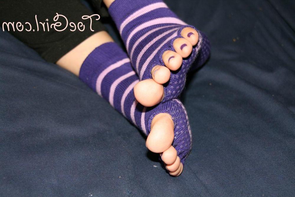 16P Kaukasische Frau zeigt ihre lackierten Zehennägel in zehenlosen Socken