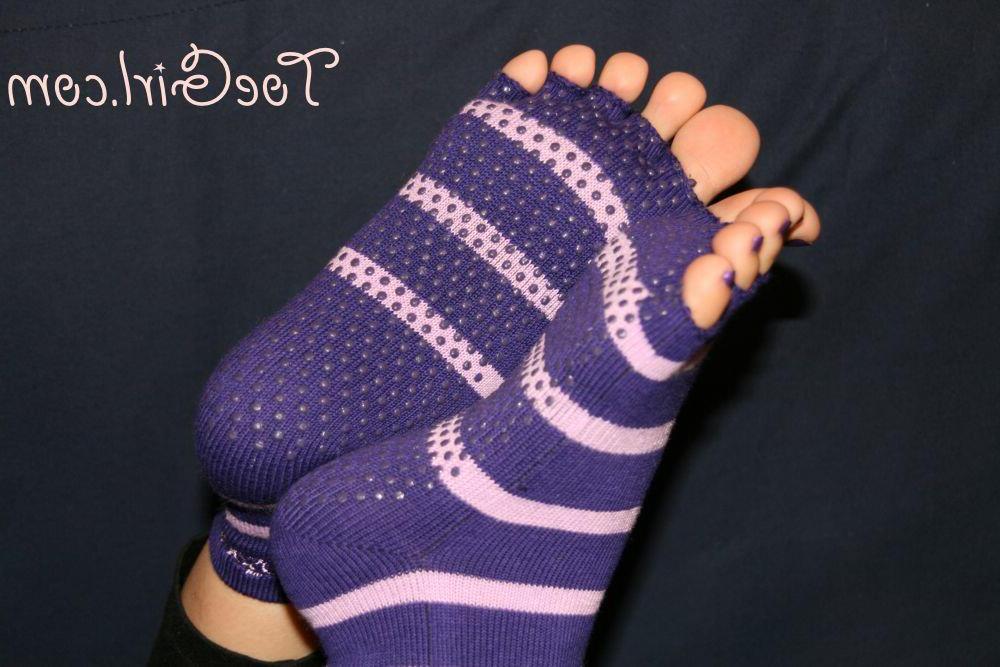 16P Kaukasische Frau zeigt ihre lackierten Zehennägel in zehenlosen Socken