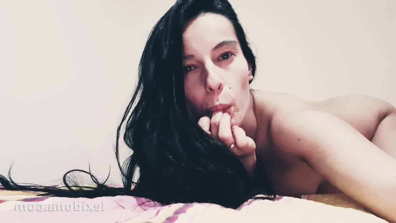 15P La morena embarazada Lexi Dona juega con su coño recortado en piel sintética