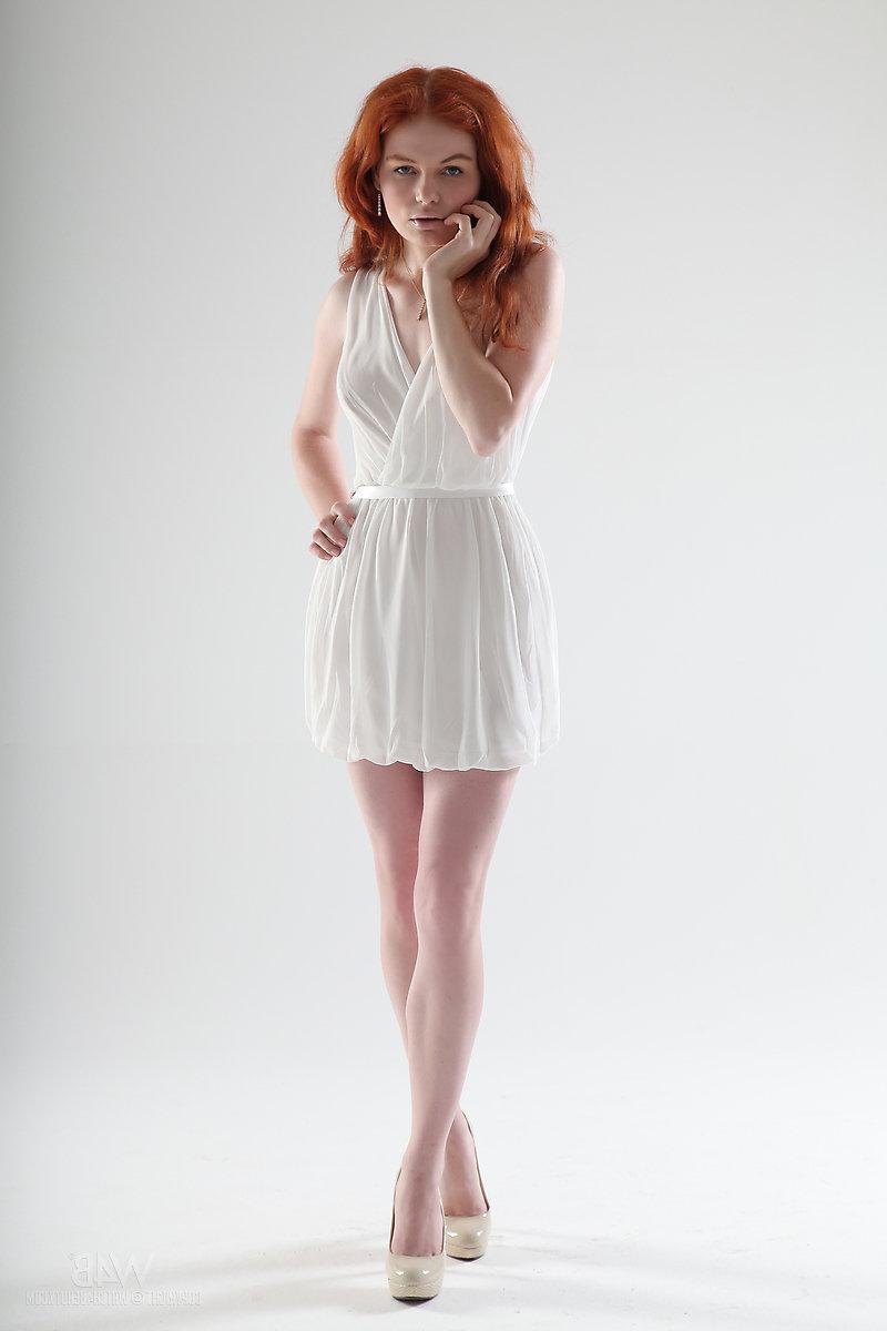16P Die blasse rothaarige Teenagerin Barbara Babeurre schlüpft aus ihrem weißen Kleid, um nackt zu modeln