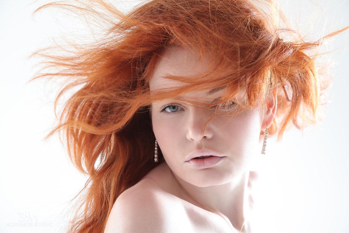 16P Die blasse rothaarige Teenagerin Barbara Babeurre schlüpft aus ihrem weißen Kleid, um nackt zu modeln