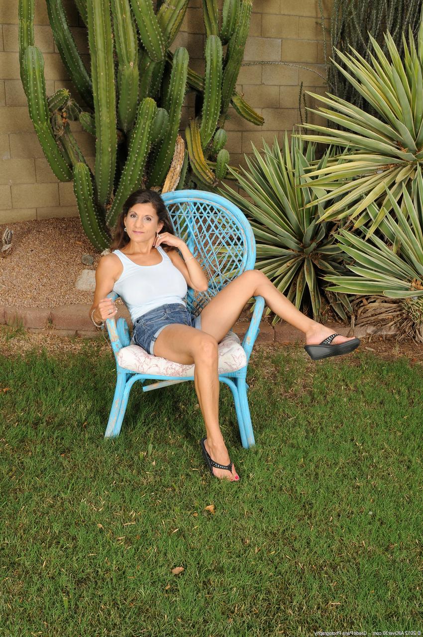 20P Tori Baker, mature et coquine, dévoile ses gros seins et pose dans le jardin.