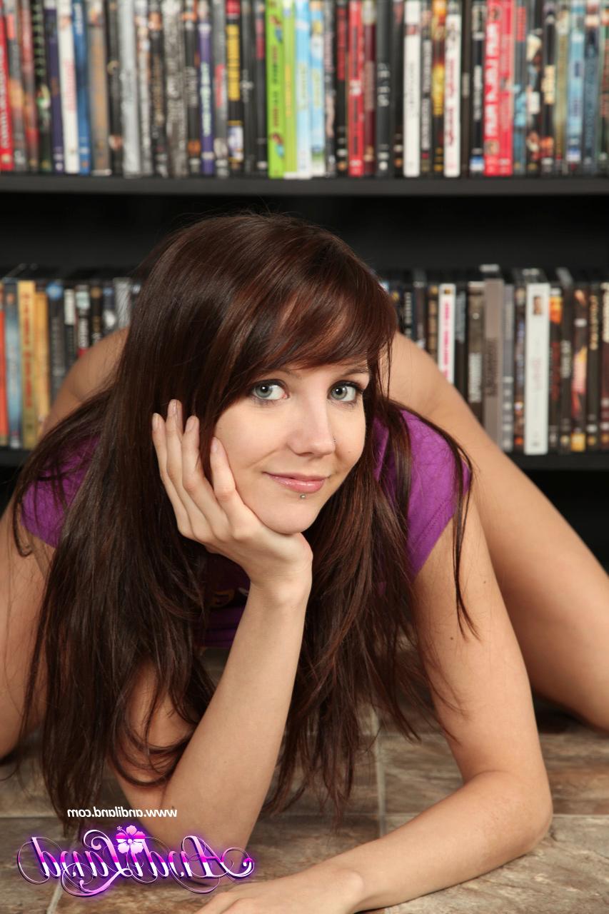 15P A jovem magra Andi Land expõe seus peitos e buceta na frente de DVDs