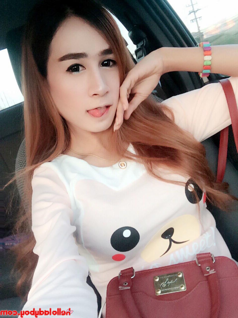 20P Hermosa ladyboy posando con su ropa sexy y lencería en solitario