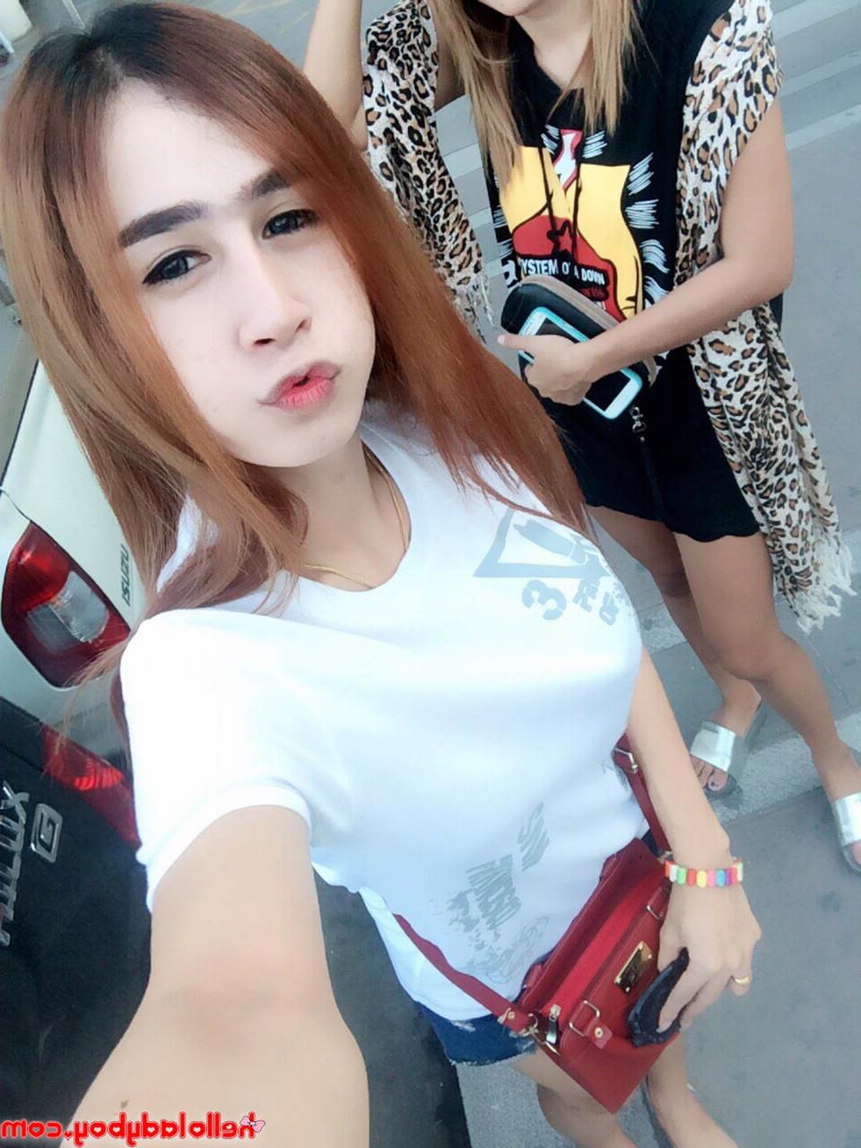 20P Hermosa ladyboy posando con su ropa sexy y lencería en solitario